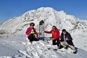 55 Foto di vetta al cippo-a ricordo di Cima Grem (2049 m) e da sfondo l'Arera